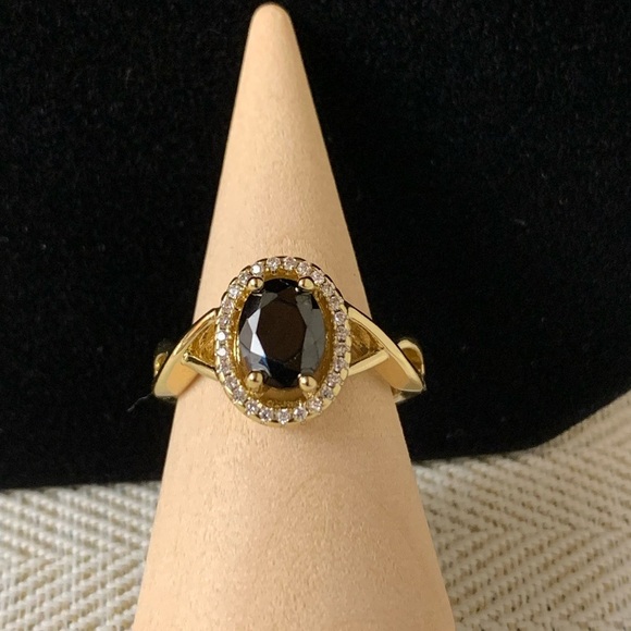 Jewelry - Elegant Gold and Black Stone Ring